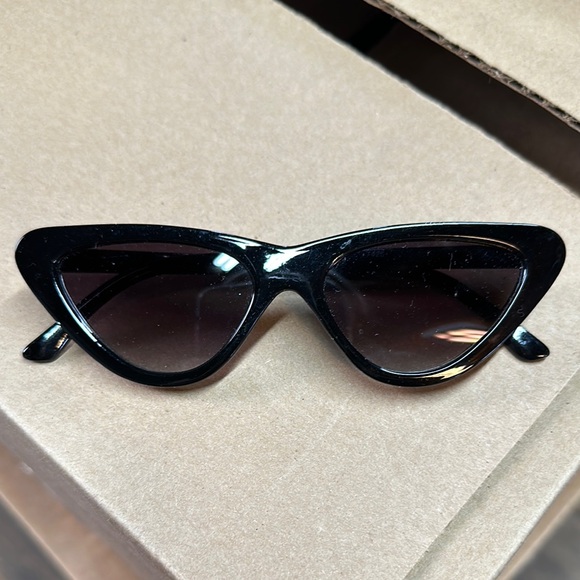 zeroUV Accessories - Chic Black Cat-Eye Sunglasses